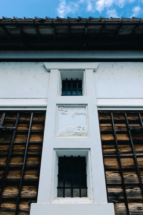 白い壁と黒い格子戸が対比する南砺市の土蔵の正面