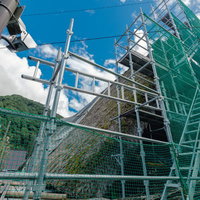 合掌造りの茅葺屋根に組まれた足場（富山県南砺市・葺き替え工事）の写真