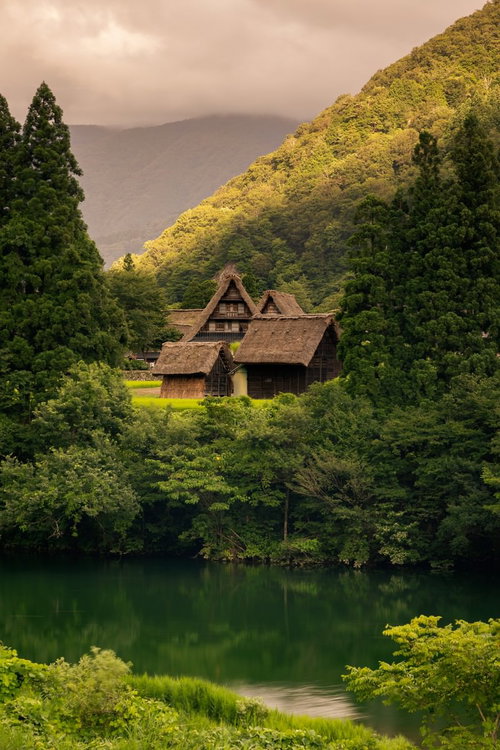 川越しに見る世界遺産の菅沼集落の合掌造り