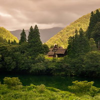 川向こうに見える南砺市菅沼集落の合掌造りの写真