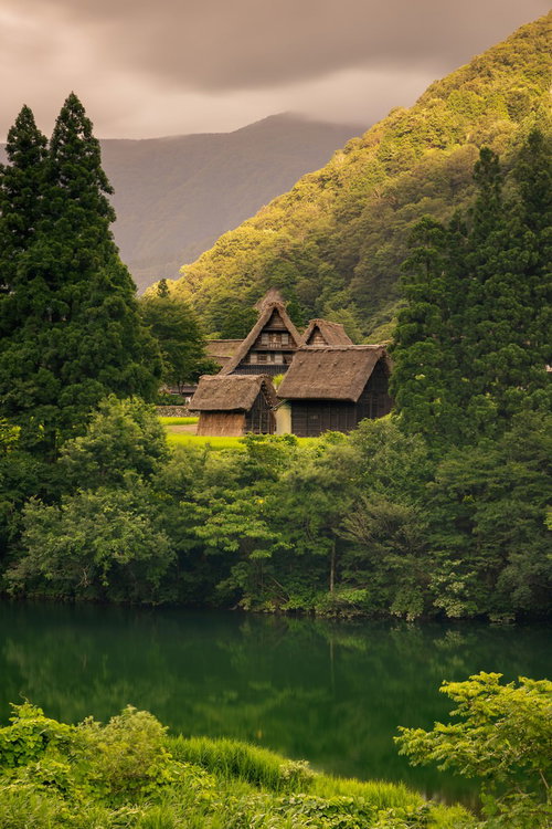 川面に映りこむ木々を見下ろす菅沼集落の夕焼け