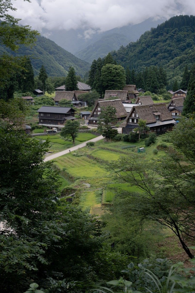 山間に広がる相倉集落の合掌造り