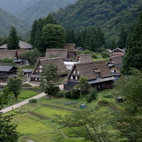 山間にひっそり佇む相倉集落の合掌造り集落風景の写真