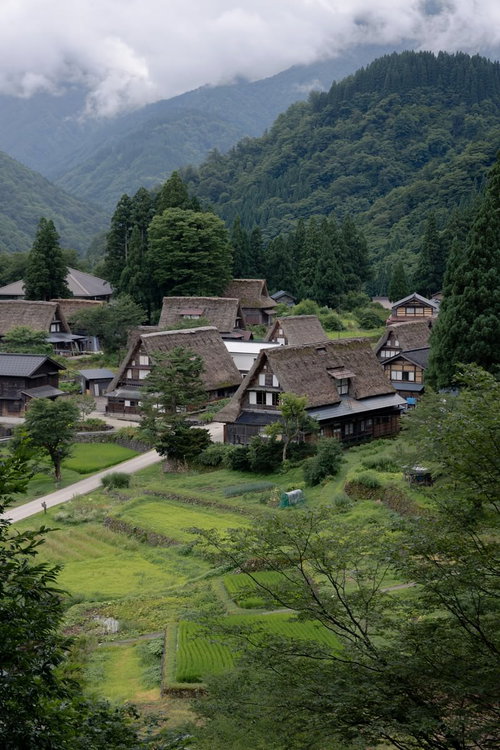 山間にひっそり佇む相倉集落の合掌造り集落風景