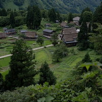 高台から望む山間の相倉集落の合掌造り～五箇山の伝統的家屋群の写真