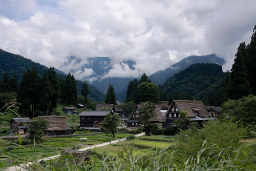 南砺市の世界遺産・相倉合掌造り集落の茅葺き屋根の伝統建築