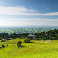 閑乗寺公園の散居村展望広場から見渡す緑の田園風景の写真