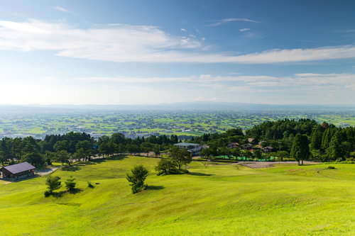 閑乗寺公園の散居村展望広場から見渡す緑の田園風景