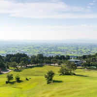 閑乗寺公園の高台から眼下に望む散居村と田園風景（富山県南砺市）の写真