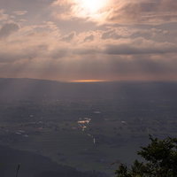散居村に注ぐ薄明光線、天使の梯子が照らす富山県南砺市の夕暮れの写真