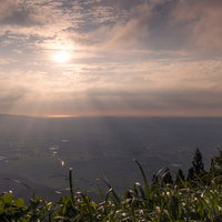 夕焼け空に包まれた大谷ハンググライダー離陸台からの南砺市散居村の景観の写真