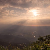 散居村を包む天使の梯子と夕焼け（富山県南砺市）の写真