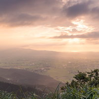 富山県南砺市の散居村に降り注ぐ天使の梯子の写真
