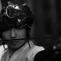 弓を引く野盗（モノクロ）の写真