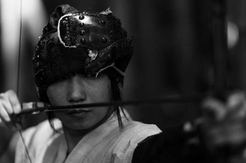 弓を引く野盗（モノクロ）