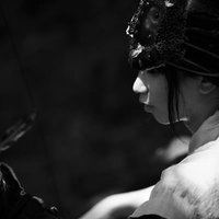 野盗の横顔、弓を構える山賊の男性（モノクロ）の写真