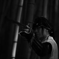 竹林の暗がりで火縄銃を構える野盗の緊迫した瞬間の写真