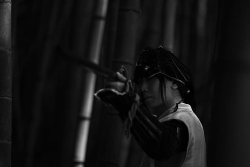 竹林の暗がりで火縄銃を構える野盗の緊迫した瞬間