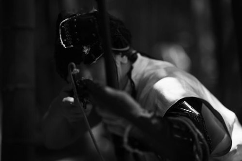 暗がりから火縄銃で狙いを定める竹林の野盗