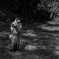 空き地で日本刀を構えて鍛錬する侍の訓練風景の写真