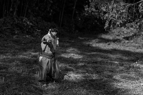 空き地で日本刀を構えて鍛錬する侍の訓練風景