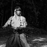 刃を握り構えをとる侍の訓練の写真