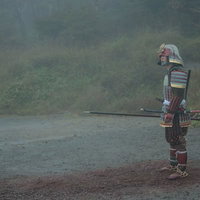 霧の中に立つ当世具足姿の武士が長槍を手にした戦国時代の侍の写真