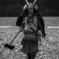 斧を手に取る大鎧を纏う武士、兜をかぶり戦闘態勢で立つの写真