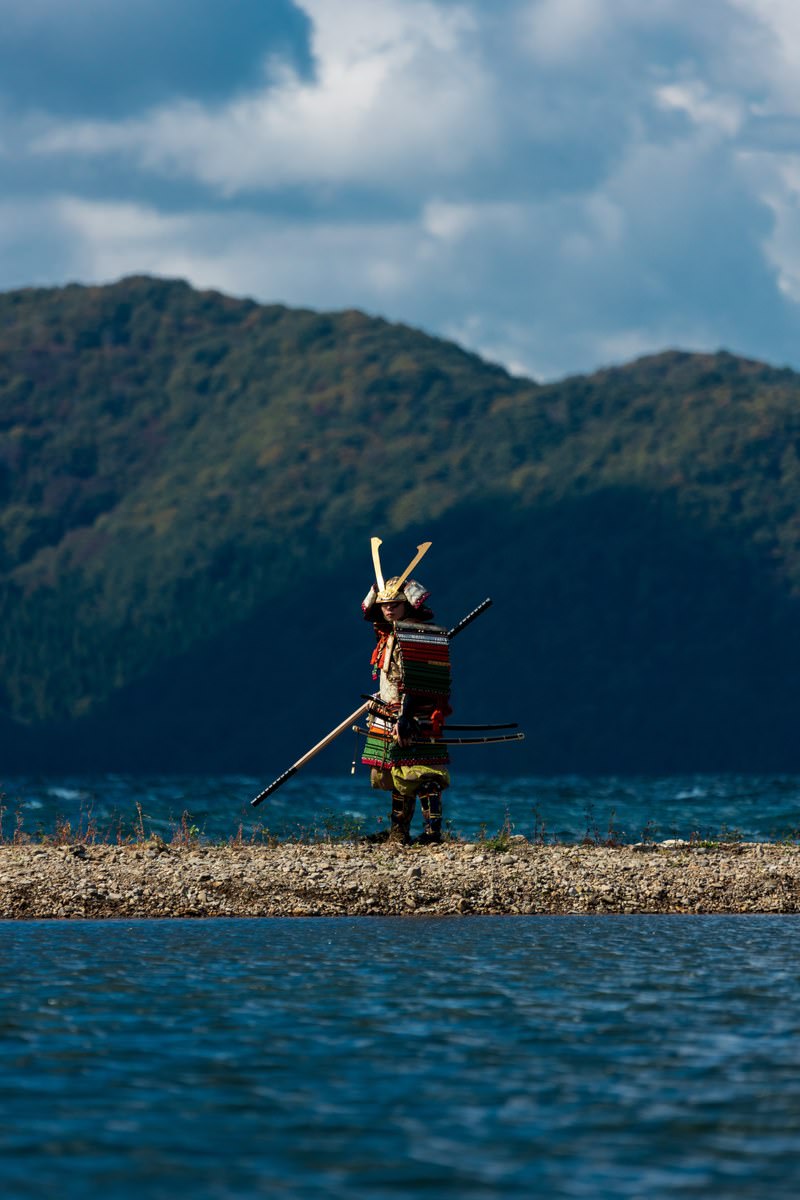 猪苗代湖の中州に立つ大鎧姿の武士［モデル：まーこ］