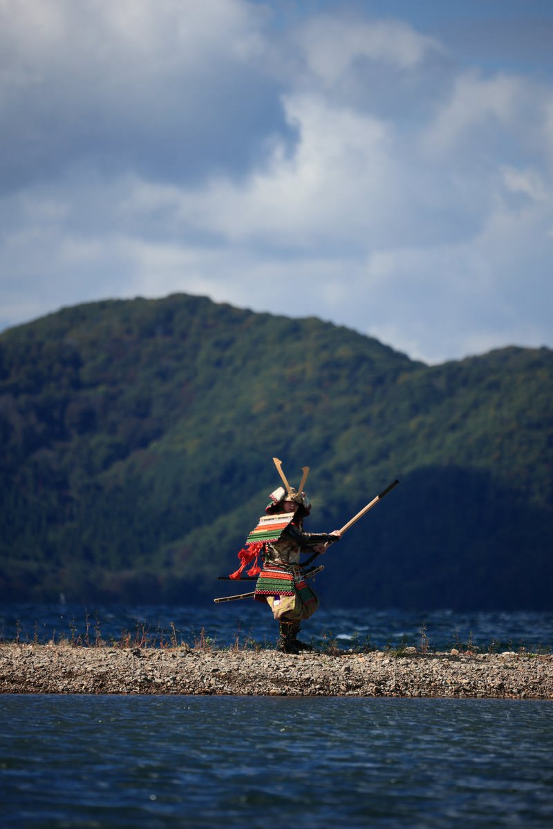 猪苗代湖の中州で大鎧を着て棍棒を構える武士の男性［モデル：まーこ］