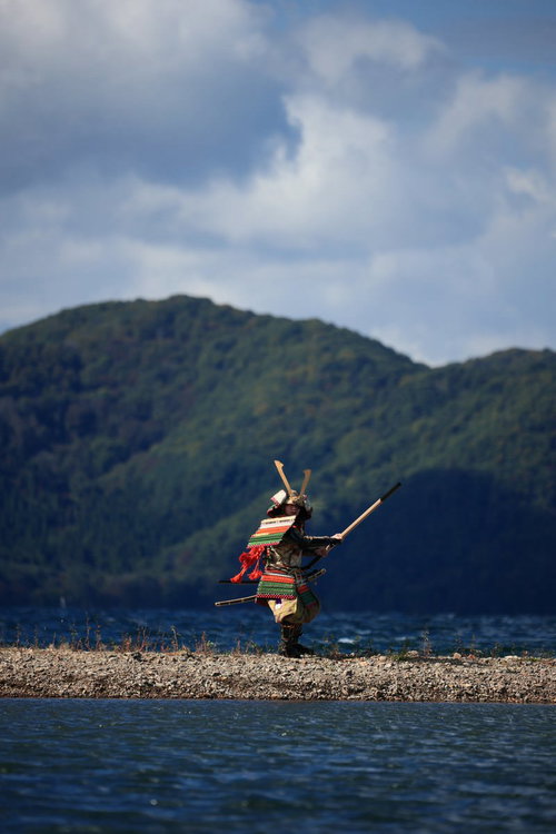 猪苗代湖の中州で棍棒を持ち構える大鎧男子