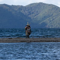 中州に立つ大鎧姿の侍と棍棒を持つ武士の戦国時代の武装姿の写真