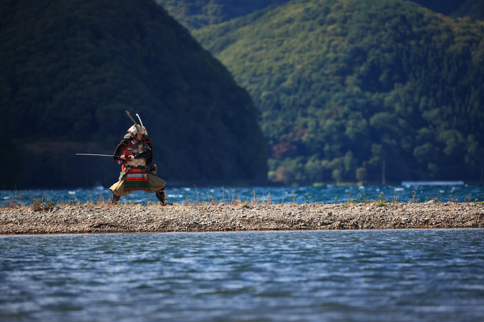 中州で刀を構える赤い鎧の武士［モデル：まーこ］