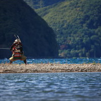 中州で刀を振るう武士の姿 - 戦国時代の武装した男性の写真