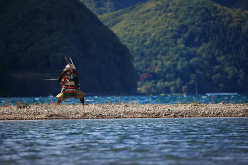 中州で刀を振るう武士の姿 - 戦国時代の武装した男性