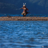 河原の中州で刀を振り回す武士の戦国時代武装姿の写真