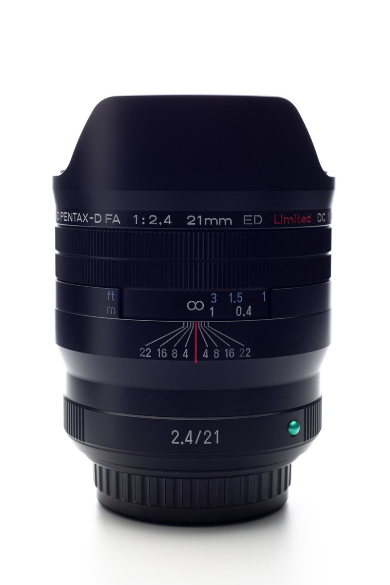 黒いボディに緑のアクセントが入ったPENTAX製広角レンズ