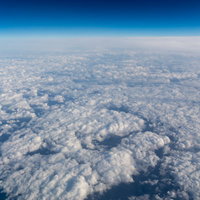 上空から見下ろした白い雲の層と青空の写真
