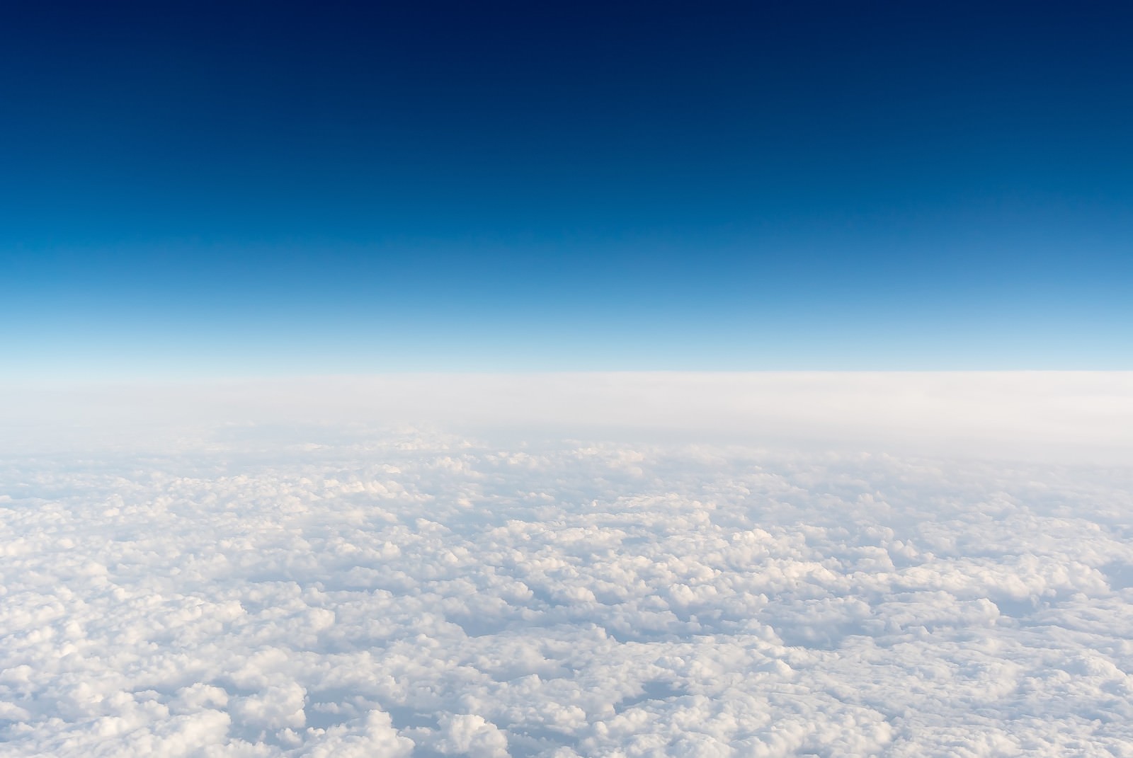 飛行機の上空から見た雲海と青空のセパレート