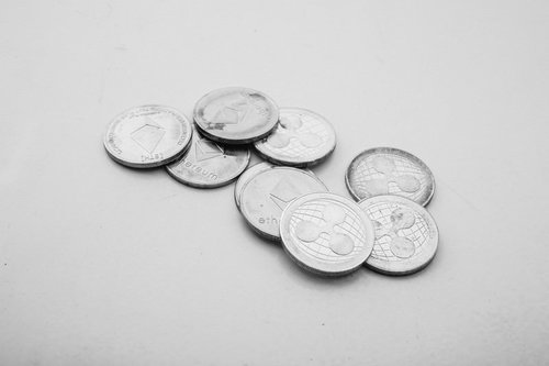 狼狽売りされたイーサリアムとリップルのコイン