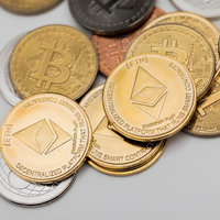 ETH（イーサリアム）と各種仮想通貨の金貨コインの写真
