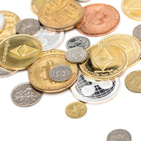 散らばったシンガポールドルとビットコイン、アルトコインなどの仮想通貨の写真
