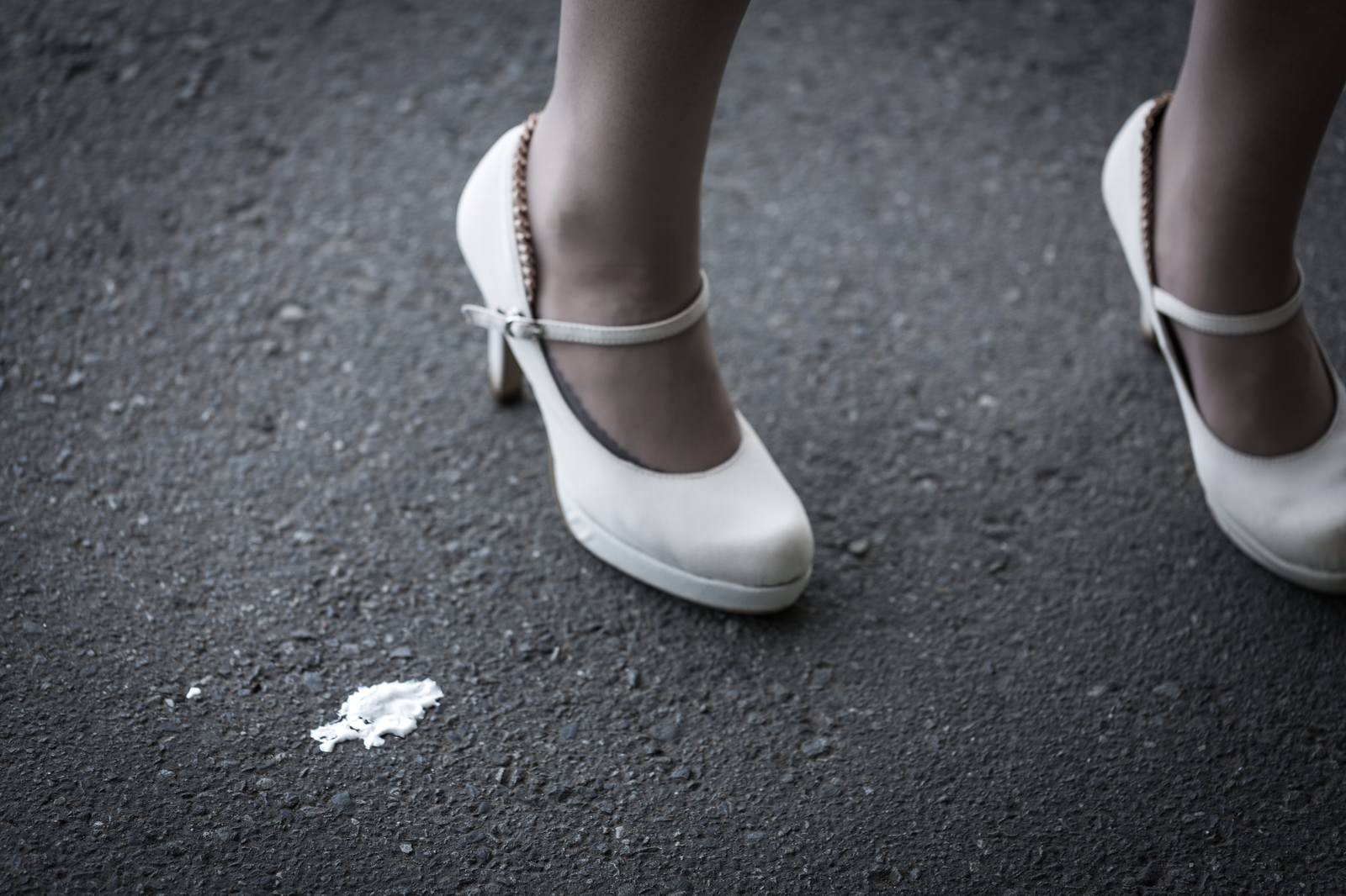 白いストラップシューズの横に落ちた鳥のフン