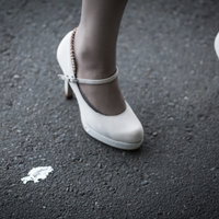 鳥のフンが白い靴の横に落ちて危機一髪、運命の分かれ道の写真