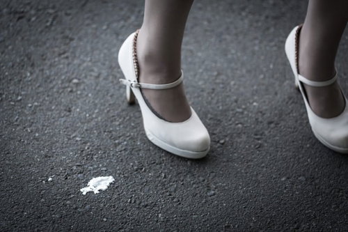 鳥のフンが白い靴の横に落ちて危機一髪、運命の分かれ道