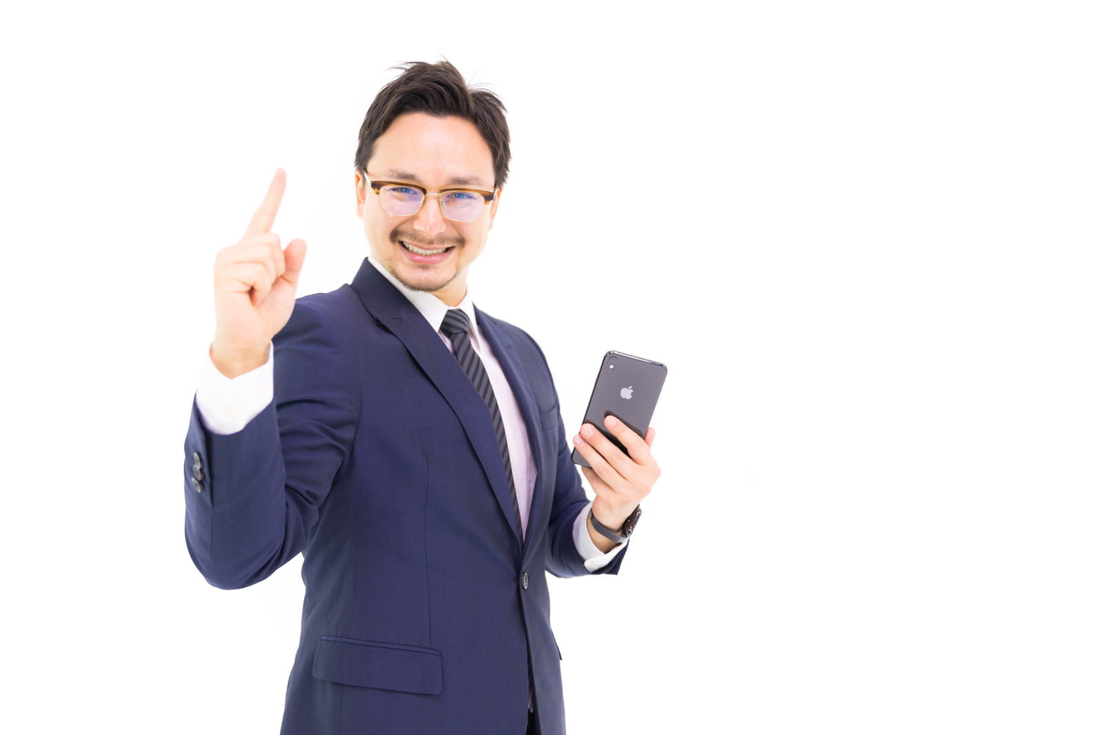 紺色のスーツを着た男性がスマートフォンを持ちOKサインをしている［モデル：Max_Ezaki］
