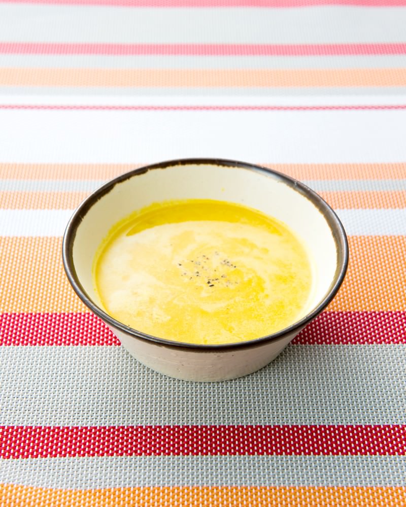 白い器に盛ったかぼちゃのスープ