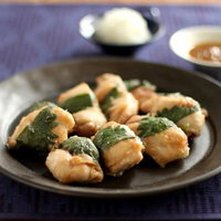 緑の葉を添えた揚げ物の和食プレートの写真