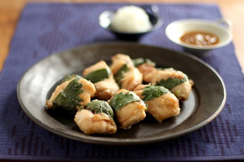 緑の葉を添えた揚げ物の和食プレート