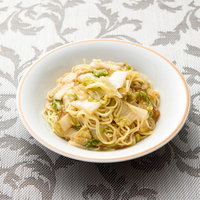 白い深皿に盛られた白菜入りの焼きそばの写真